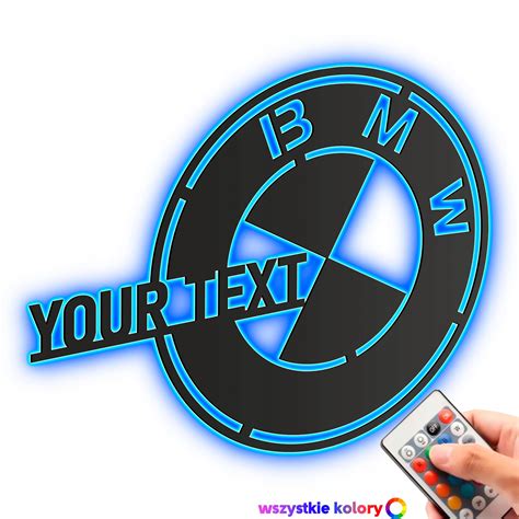 Ilustrace reklamního pylonu s označením BMW a doplňujícím textem