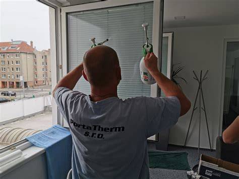 Proces lepení a vytvrzování plexi světla