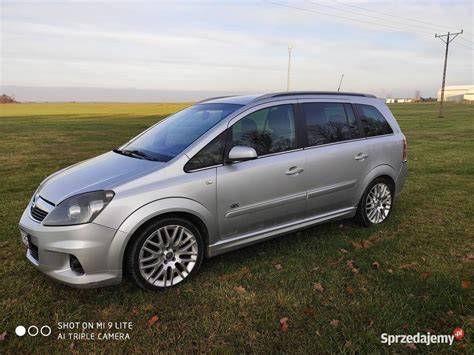 Obrázek ukazující OPC Line paket na Zafira s zadním spoilerem a stylingovými prvky