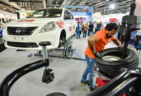 Infografika: Postup kariéry automechanika v průběhu let a očekávaný výdělek