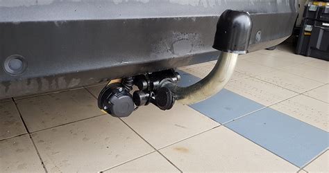 Ilustrační foto mechanika montujícího tažné zařízení k nákladnímu vozu