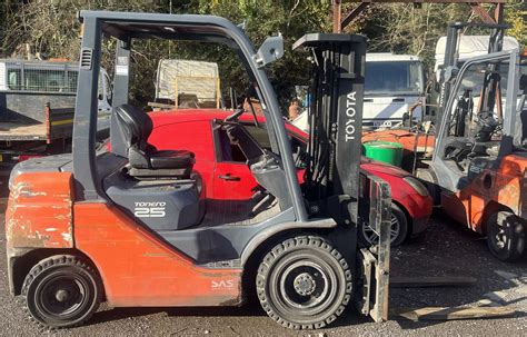 Infografika s klíčovými parametry vysokozdvižného vozíku Toyota Tonero 25