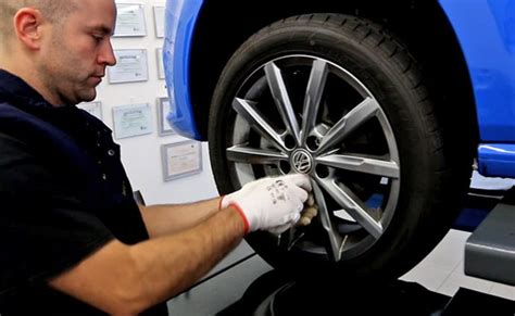 ilustrace správného postupu výměny kola