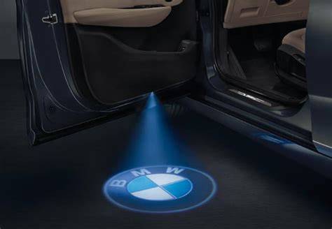 BMW LED dveřní projektory - ilustrace s aktivací při otevření dveří