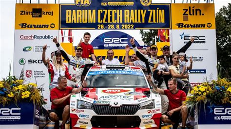Fotografie Filipa Mareše a Jana Hlouška po vítězství na Barum Czech Rally Zlín.