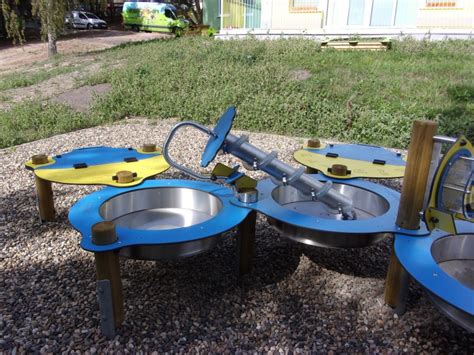 Dětské hřiště s prvky vyrobenými z pneumatik.