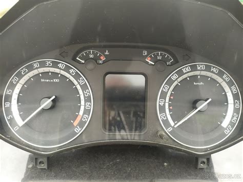 Detailní pohled na demontované budíky z palubní desky vozu Škoda