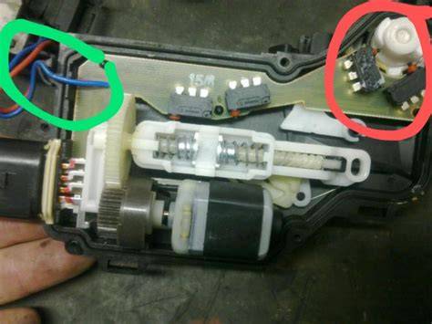 diagram: umístění mikrospínače v zámku dveří Fabia