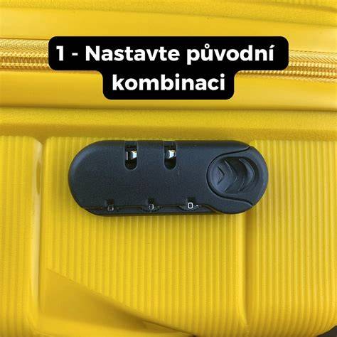fotografie: seřízení spodního háku zámku kufru
