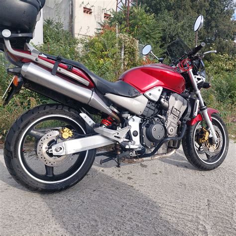 Schéma výfukového systému motocyklu Honda Hornet 900 s vyznačením typu Double Slip-on.