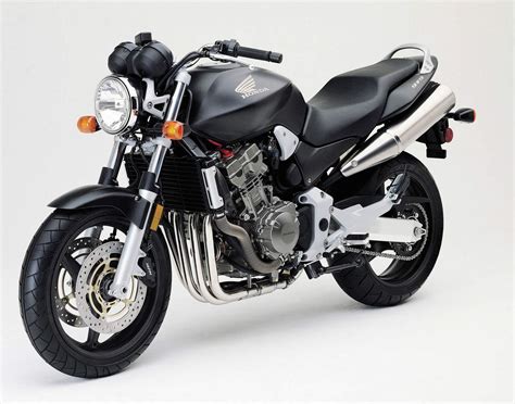 Porovnání různých typů výfukových koncovek pro motocykl Honda CB 900 Hornet.