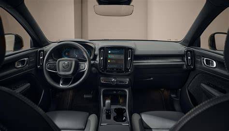 Interiér a spaní ve vojenském obytném vozu Volvo EX40 (ilustrativně)