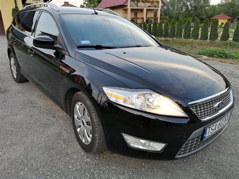 Ford Mondeo kombi z boku na parkovišti, detail karoserie a kol