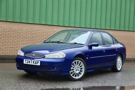 Infografika: srovnání Ford Mondeo 1999 vs. moderní hybrid 2.0 eCVT (výbava, výkon, provoz)