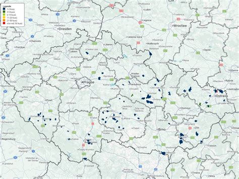 Interaktivní mapa zobrazuje rychlostní zkoušky, divácká místa a další body zájmu; lze zapínat/vypínat vrstvy.