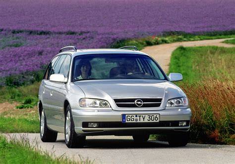 Infografika: Opel Omega B - časová osa vývoje a variant