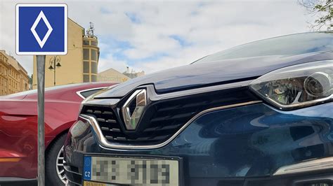3D kosočtverec Renault z 90. let v žlutém čtverci