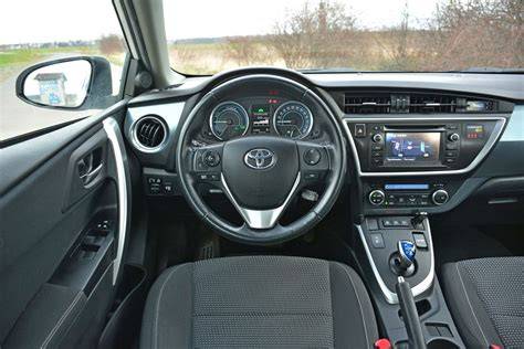 Toyota Auris interiér - přístrojová deska a centrální obrazovka