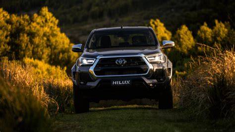 Hilux na horské silnici a v terénu