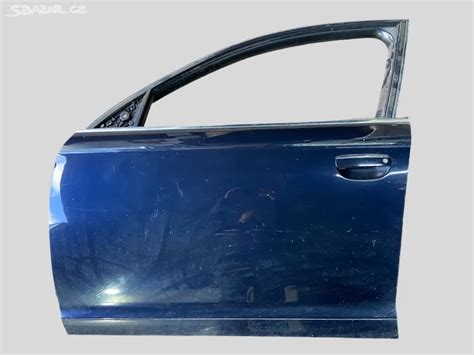 Tmavě modré Audi A3 - vizuální ukázka pravých dveří a jejich umístění na karoserii