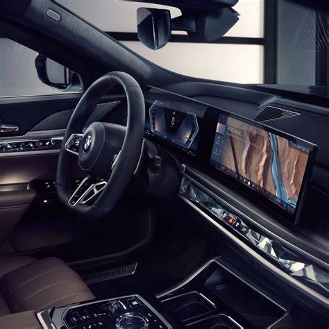 Ilustrace vývoje generací BMW řady 7 a klíčových technologií