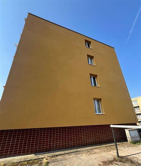 Fotografie ukazující provedené úpravy štítů a montáž