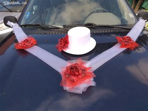 ukázka svatebního cylindru na auto ženicha s květinovou přízdobou