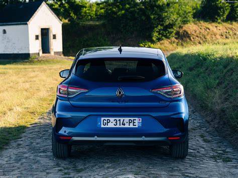 Infografika: Srovnání verzí Renault Clio a jejich technických parametrů