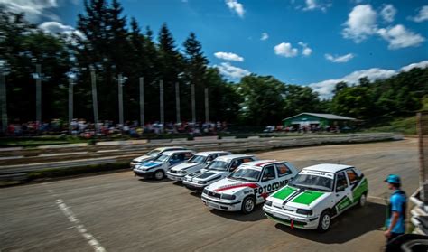 Průjezd historických vozidel kontrolním bodem Rally Prague Historic v Sedlčanech