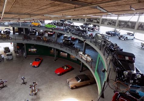 Interiér RETROAUTOMUZEA s vystavenými historickými automobily