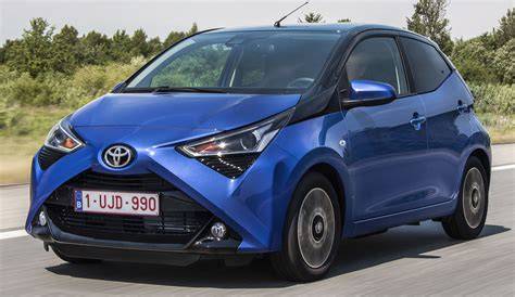 Infografika: Toyota Yaris Hybrid - technické parametry a marketingová komunikace