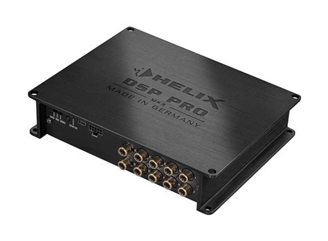 rozložený pohled na komponenty audio systému: zesilovač, DSP procesor, subwoofer