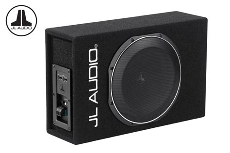subwoofer JL Audio umístěný pod sedačkou spolujezdce