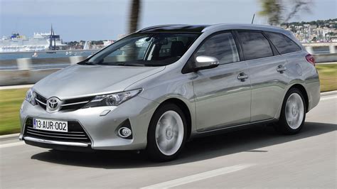 boční profil Toyoty Auris Touring Sports s panoramatickou střechou