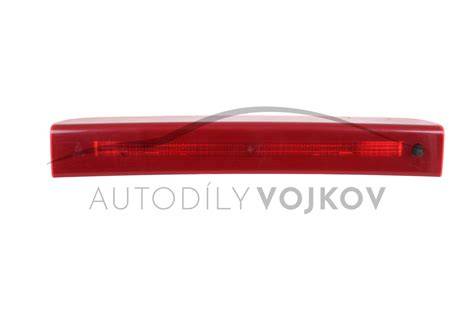 brzdové světlo instalované za zadním oknem karavanu