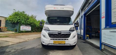 Detail interiéru obytného vozu Citroën Jumper s otočnými sedačkami