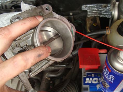 Ilustrace čištění škrticí klapky motoru