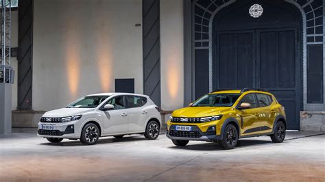 Obrázek: Dacia Sandero Stepway vedle konkurenčních vozů a s grafickým znázorněním délky (celkové rozměry a srovnání)