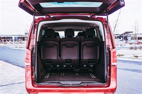 Rozložení interiéru skříňové dodávky Mercedes-Benz Vito s různými možnostmi uspořádání nákladu