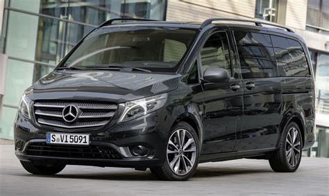 Detail interiéru Mercedes-Benz Vito s moderním multimediálním systémem a multifunkčním volantem