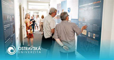 Infografika: Cesta kariéry Petra Kopeckého od anglistiky k rektorovi Ostravské univerzity
