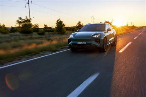 infografika: princip digitálního klíče Volvo (mobilní aplikace, sdílení, doručení klíče)