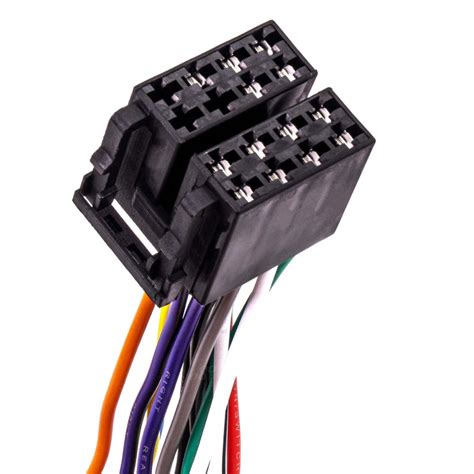 fotografie: ISO konektor a typické vodiče (stálé +12V, spínané +12V, Power antena)
