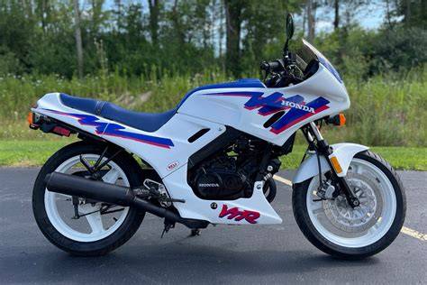 Infografika: Přehled rozměrů pneumatik pro Honda VTR 250 a doporučené směsi pro mokrou i suchou vozovku