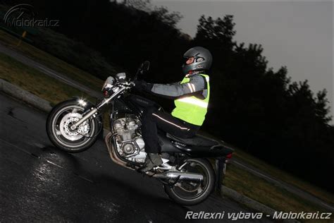 ukázka reflexní linky na motocyklu v noci