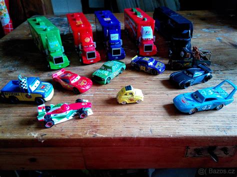 Sada akčních modelů autíček z filmu Auta s pohyblivými částmi