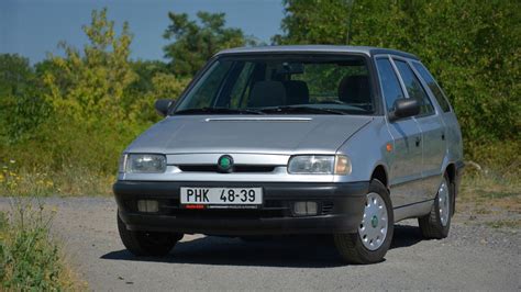 detailní záběr na zachovalou karoserii Škoda Felicia