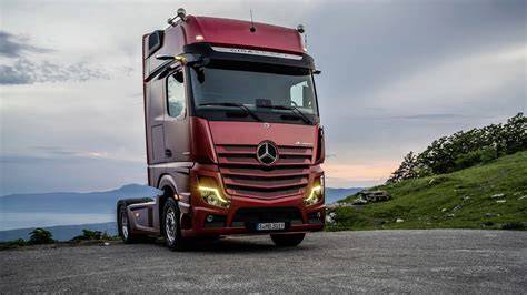 Infografika: Mirror Cam a rozložení displejů v kabině Actros