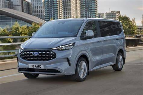 Obrázek znázorňující Ford Tourneo Custom v rodinné konfiguraci a s plug-in hybridní technologií