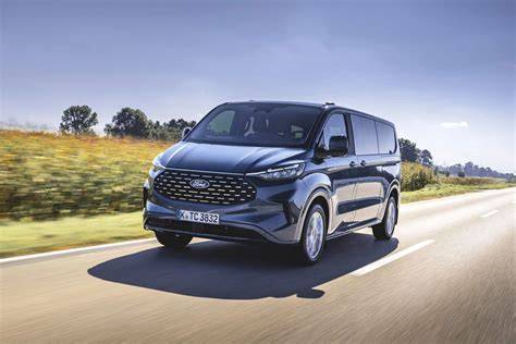 Infografika: srovnání leasingových balíčků Ford pro Tourneo Custom